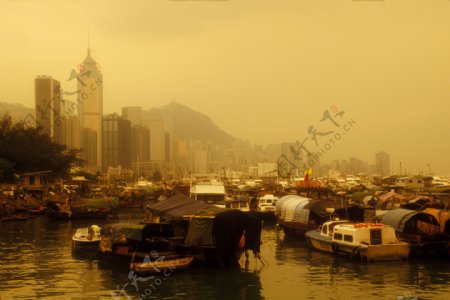 黄昏时香港海面上的船只图片