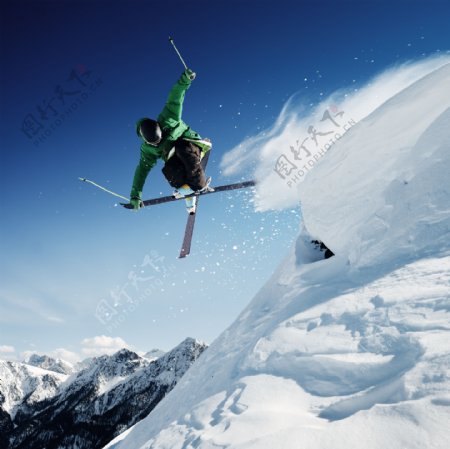 雪山上滑雪运动员图片