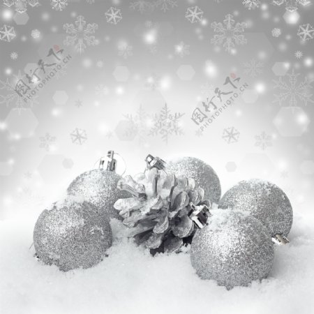 银色圣诞球与雪花背景图片