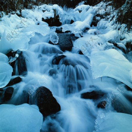 结冰的山川河流图片