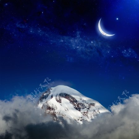 山峰上的夜空景色图片