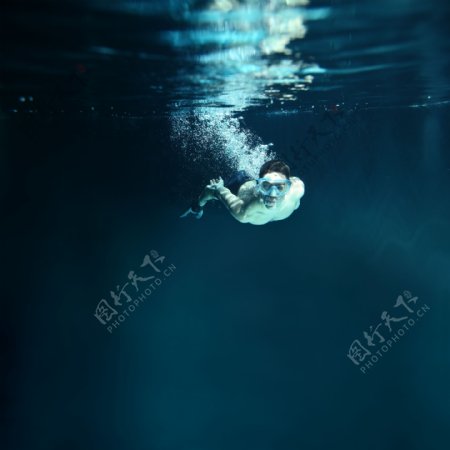 水中的游泳运动员图片