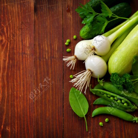 新鲜蔬菜与木板图片