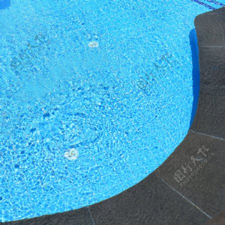 游泳池里的蓝色水图片