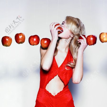 吃苹果的性感美女图片