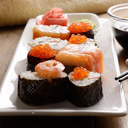 盘子里的海鲜寿司图片