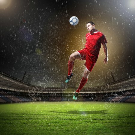 踢足球跳跃的运动员图片