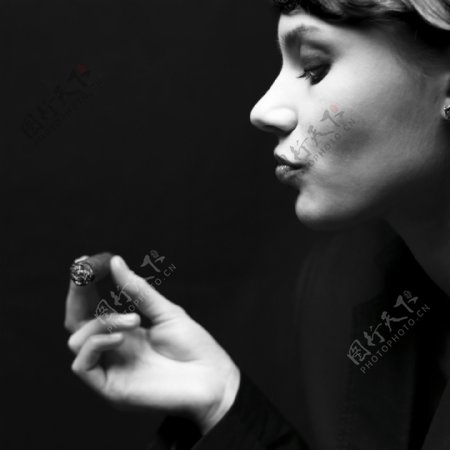 吸烟的时尚美女图片