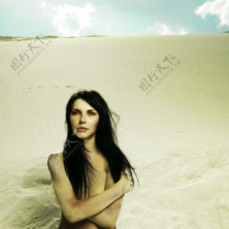 沙滩上的美女图片