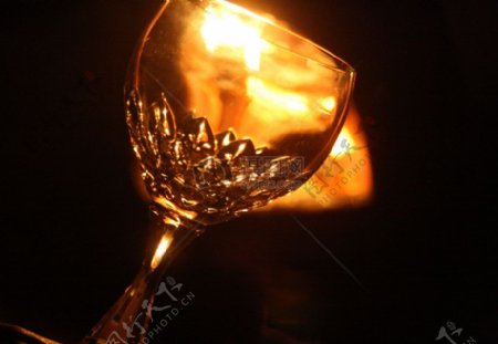 火光穿透玻璃杯