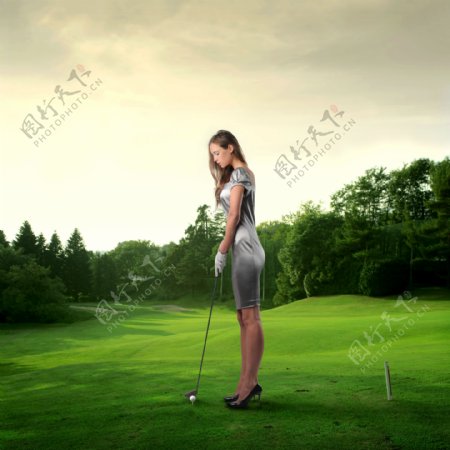 打高尔夫的性感美女图片