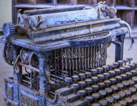 打字机酿酒老式的打字机古董老信办公室新闻过时