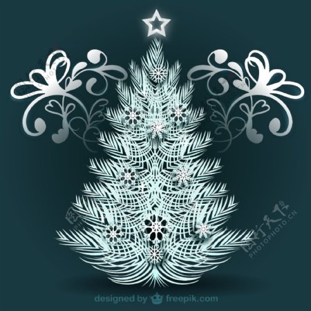 白色圣诞树与装饰品