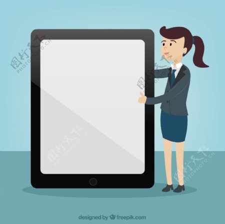 女子指着平板电脑屏幕