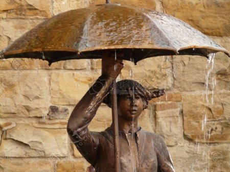 打伞的女子雕塑