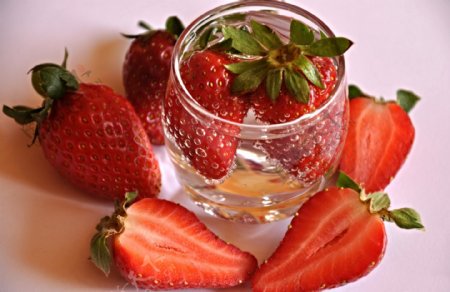 新鲜草莓与玻璃杯子图片