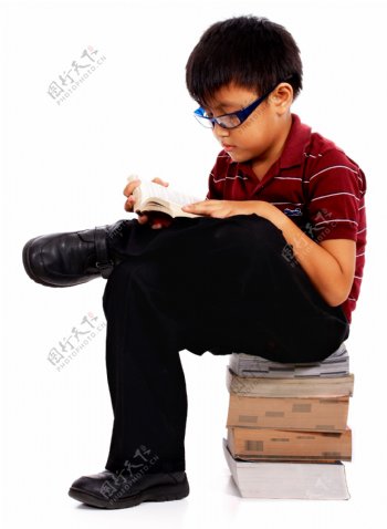 聪明的孩子读一本书