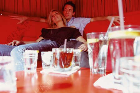 酒吧娱乐的情侣图片