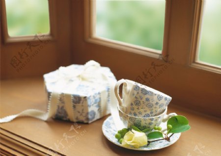 窗台上的茶杯礼物盒图片
