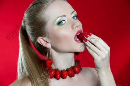 创意水果与吃水果的美女图片