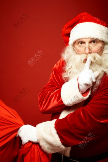手指放在嘴上的圣诞老人图片