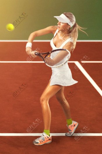 打网球的美女图片