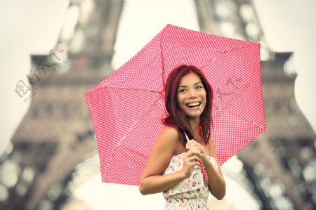 撑着雨伞的美女图片