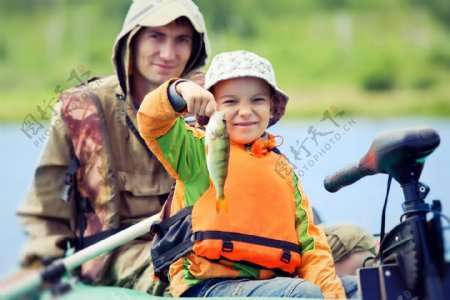 钓鱼的男人与孩子图片