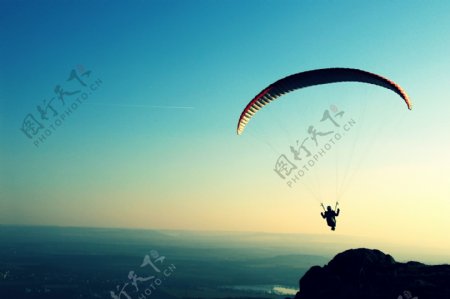 降落伞跳海的运动员图片