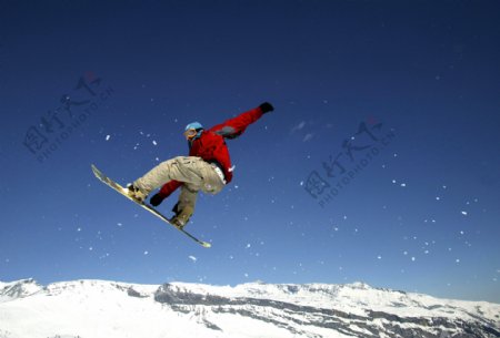 雪地腾飞男人滑雪PSD素材图片