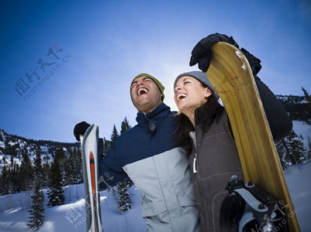 开怀大笑的滑雪情侣图片