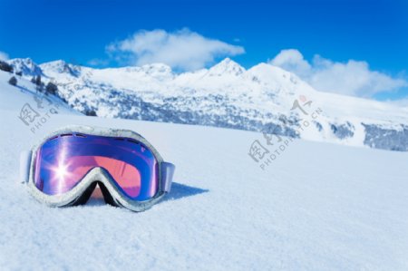 雪地上的滑雪眼镜图片