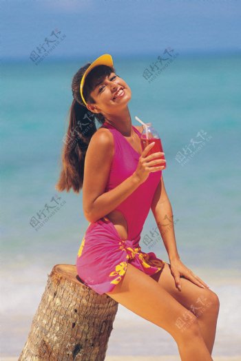 喝饮料的沙滩美女图片