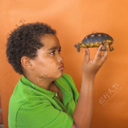 手拿乌龟的小男孩