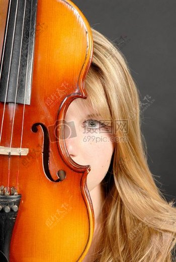 小提琴后的女人