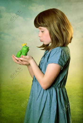 抱着青蛙玩具的小女孩图片