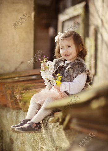 拿鲜花的开心儿童摄影图片