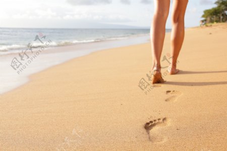 沙滩上散步的人物图片