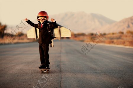 玩滑板的小男孩图片