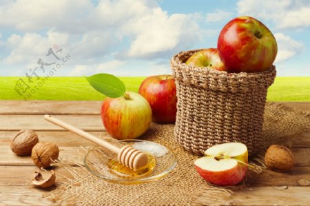 木板上的苹果篮子