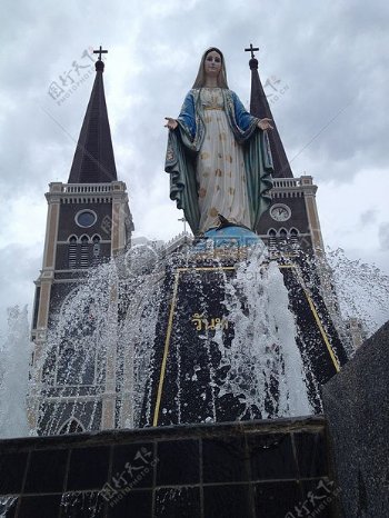教堂前的喷泉