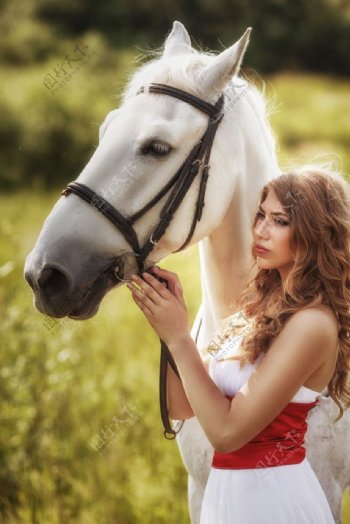 国外美女马背景图片