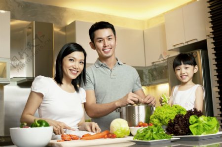 厨房做饭的一家人图片