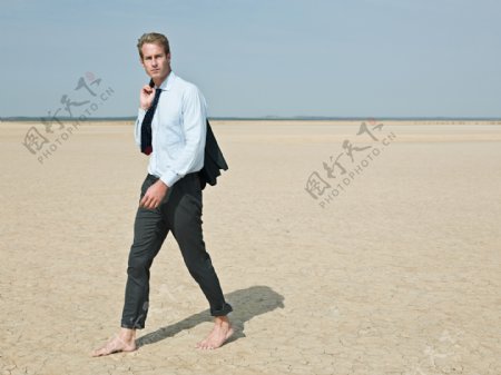 干旱土地上光脚丫的外国男士图片