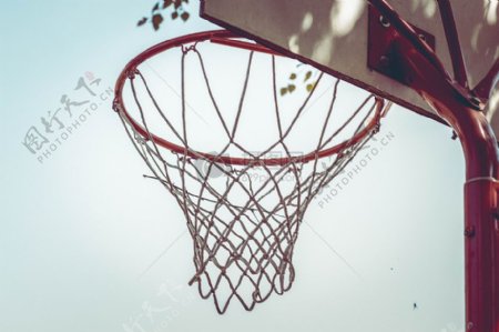 天空下的篮球框