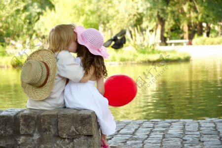 拥抱亲吻的外国可爱儿童图片