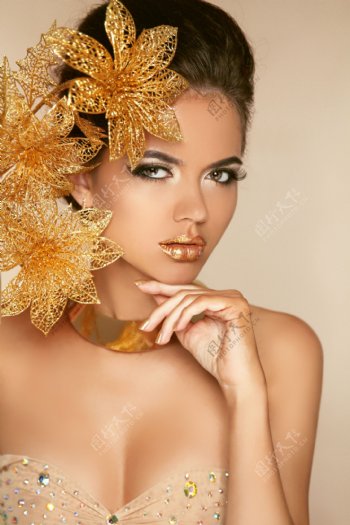 时尚金色花瓣创意妆美女图片
