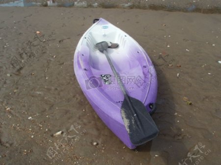 紫色的独木舟