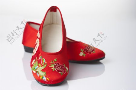 红色绣花鞋图片