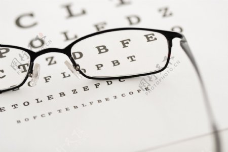 时尚眼镜与视力表图片